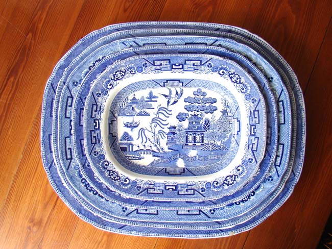 An Assembled and Graduated Set of Nine English Willow Pattern serving Platters circa 1880-1920 — image 3